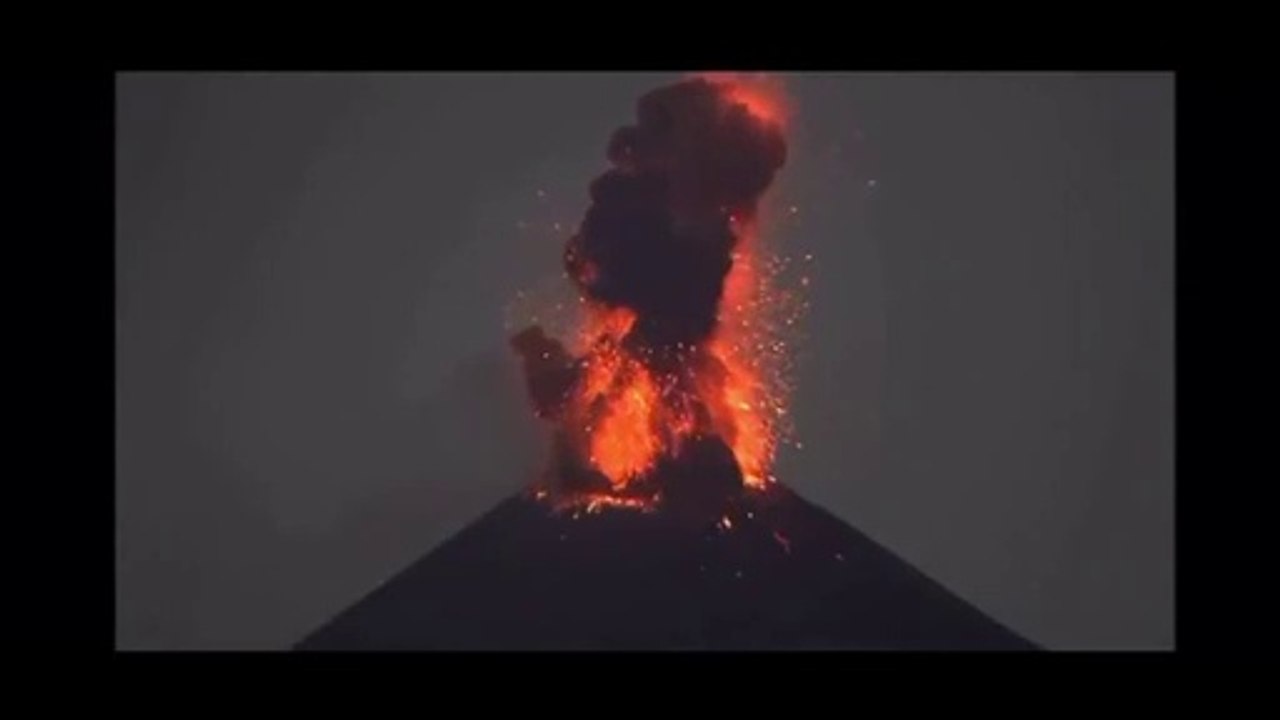 MOMENTO DE LA Erupción del KRAKATOA provoca Tsunami en Indonesia. Videos y explicacion