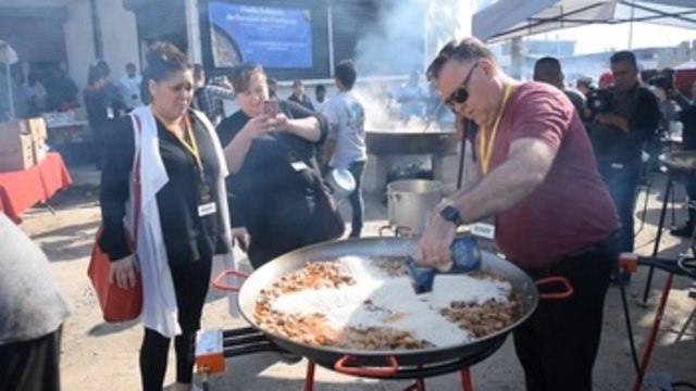 Chefs internacionales preparan paella para migrantes refugiados en Tijuana