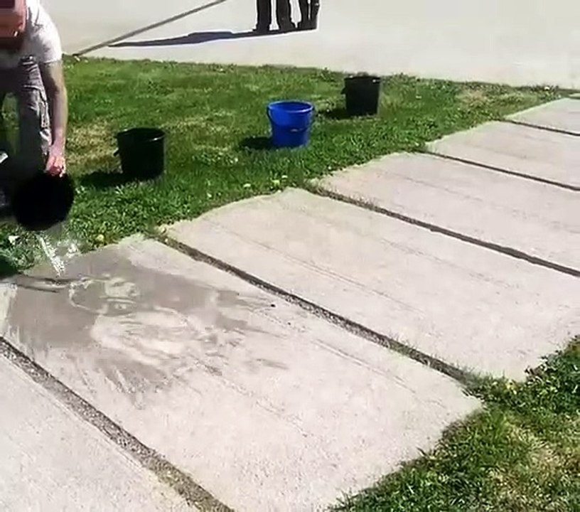 Water Art : il jette de l'eau sur des dalles pour voir des oeuvres d'art
