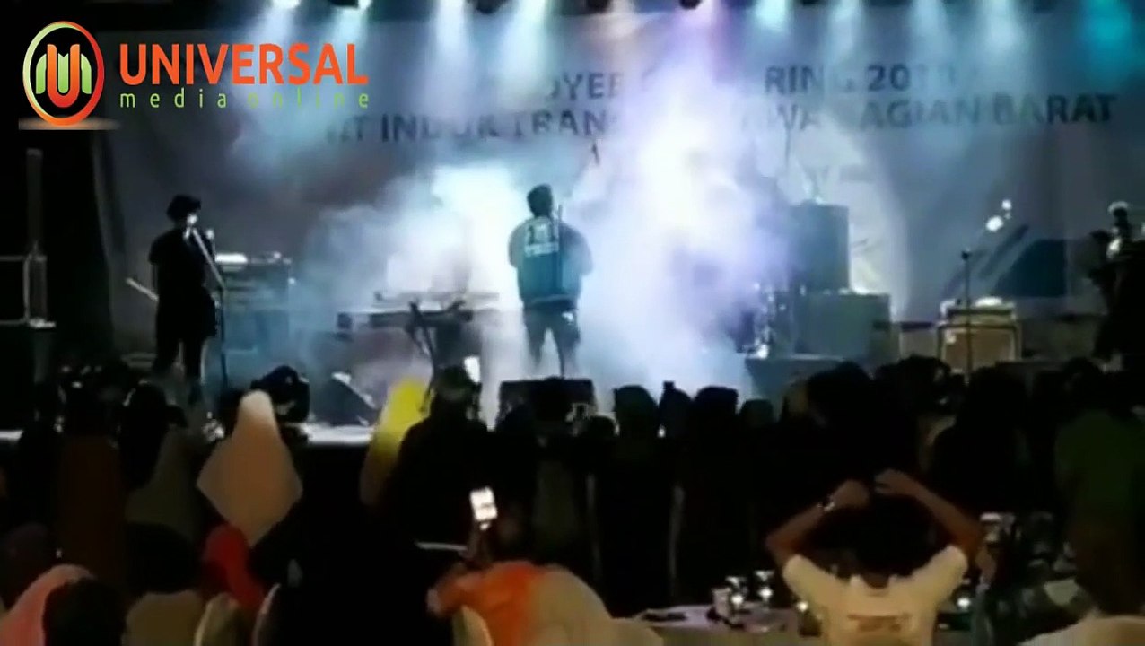 لقطات مرعبة لتسونامي يبتلع حفلاً موسيقياً بأفراد فرقته والجهور 