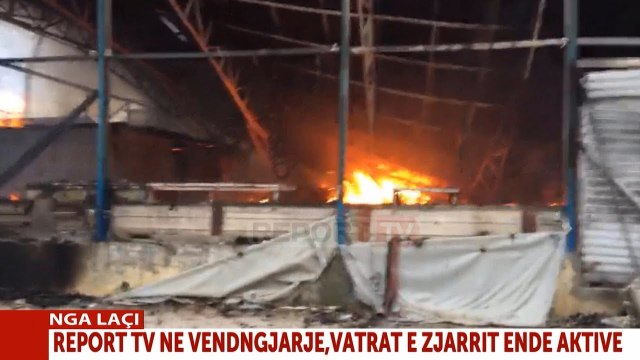 Report TV - Zjarr i madh në Laç, shkrumbohet tregu industrial i qytetit, dyshohet i qëllimshëm