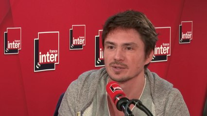 Guillermo Guiz : "Au pied de la statue de Jean-Claude Vandamme, il y a des bougies et des Bescherelle"