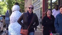 Un bonhomme de neige effraie les passants