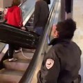 Il fait de la luge sur les escalators et échappe à la sécurité du centre commercial