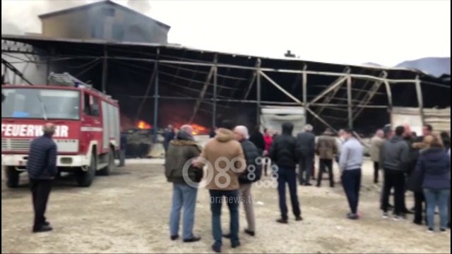 Ora News - Zjarr në tregun industrial të Laçit, vetëm dëme materiale