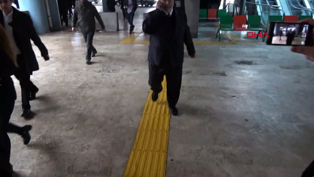 Sanatçı müsveddesi Metin Akpınar ile Müjdat Gezen polis eşliğinde adliyeye götürülüyor