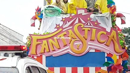 MayWard Kahit Basang Basa Na Ng Ulan ay Kuntodo Kaway Pa Rin sa Kanilang mga Fans sa Katatapos na MMFF 2018 Parade of Stars