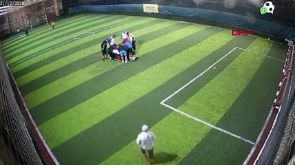 İtfaiyeci halı sahada hayat kurtardı