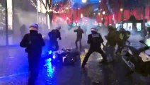 Un policier sort son arme face à des gilets jaunes et part sans sa moto