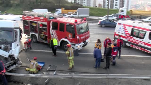 İstanbul- Tem'de Hafriyat Kamyonu Polis Aracına Çarptı; 1 Polis Yaralı