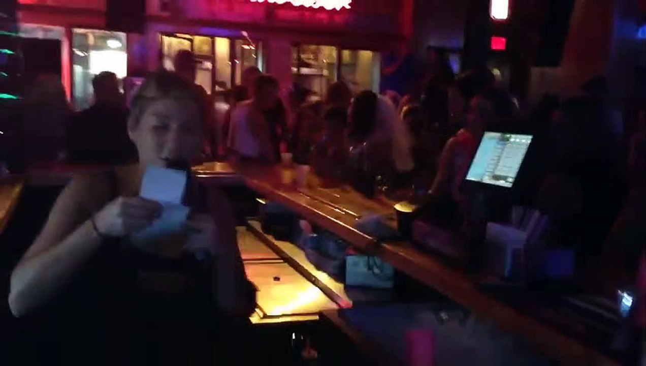 Cette serveuse est capable de travailler tout en chantant superbement bien