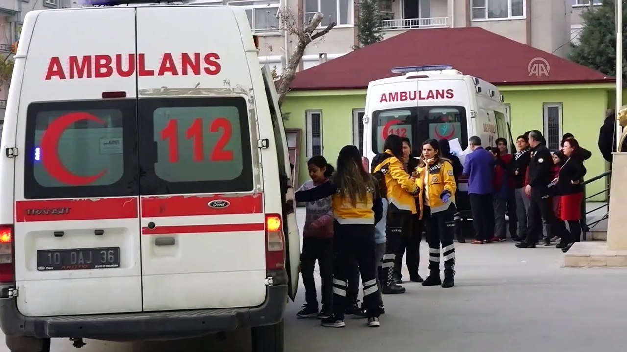 Öğrenciler gıda zehirlenmesi şüphesi ile hastaneye kaldırıldı - BALIKESİR
