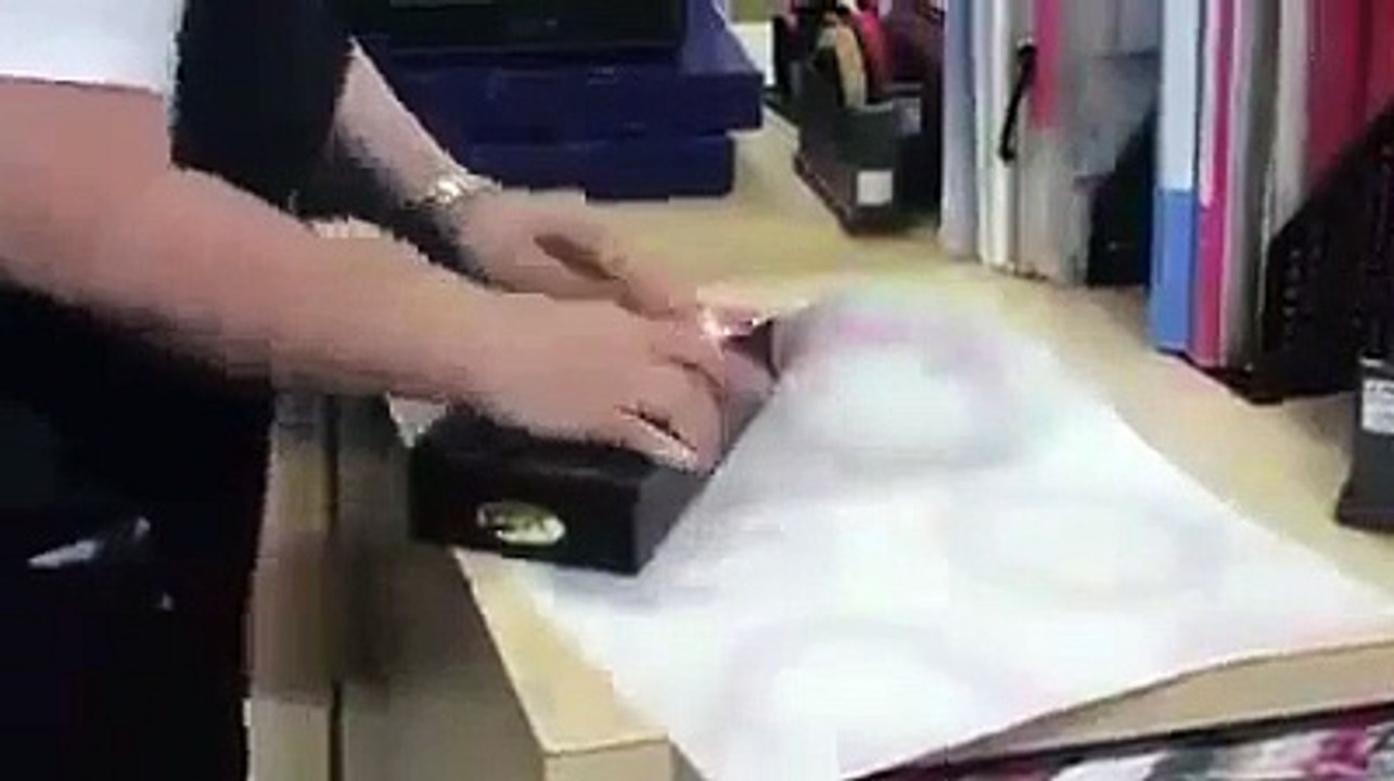 Emballer un cadeau de Noël à la perfection en moins de 15 secondes. WOW!