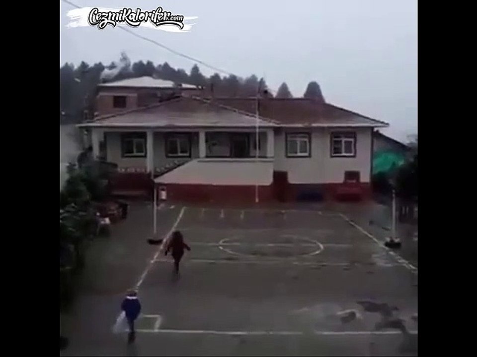 Kar Topu Atın Buraya Diyen Öğretmeninin Kırmayan Çocuk