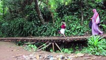 طفل إندونيسي معوّق يزحف 8 كيلومترات يوميا إلى مدرسته