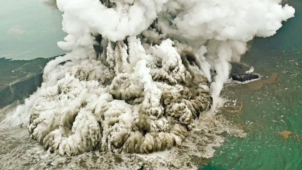 Tsunami in Indonesien: Zahl der Opfer steigt auf über 370