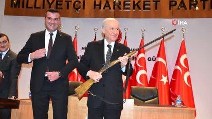 MHP Aydın Teşkilatlarından Bahceli'ye Efelerin Kullandığı Çifte Dolma Tüfek Hediye Edildi