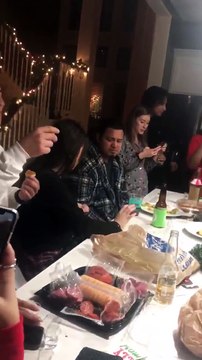 Elle annonce lors d'un discours qu'elle rompt avec son petit ami pendant sa fête d’anniversaire