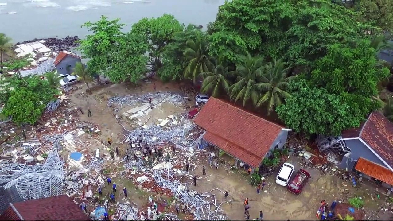 Indonesia busca sobrevivientes tras mortífero tsunami