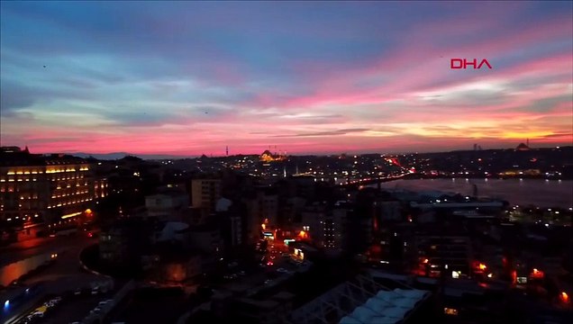 İstanbul'da gökyüzü kızıla boyandı