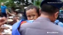 Un niño de cinco años es rescatado en Carita (Indonesia) tras el tsunami.