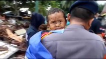 Rescatado un niño pequeño entre los escombros del tsunami