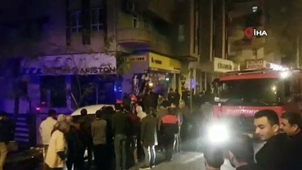 Video herunterladen: Otomobil yayaların arasına daldı: 4 yaralı