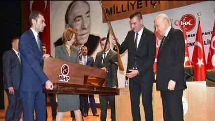 MHP Aydın teşkilatlarından Bahceli'ye Efelerin kullandığı çifte dolma tüfek hediye edildi