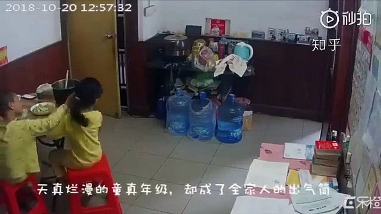 Çin'de çocuklarına şiddet uygulayan aile