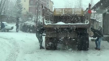 Uyarı Anonsları Zırhlı Araçlarla Yapıldı... Karda Mahsur Kalan Araçları Ekipler Kurtardı