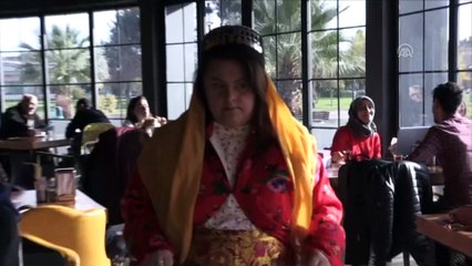 Down sendromlu gençler, yöresel kıyafetlerle kafeyi 'renklendirdi' - GAZİANTEP