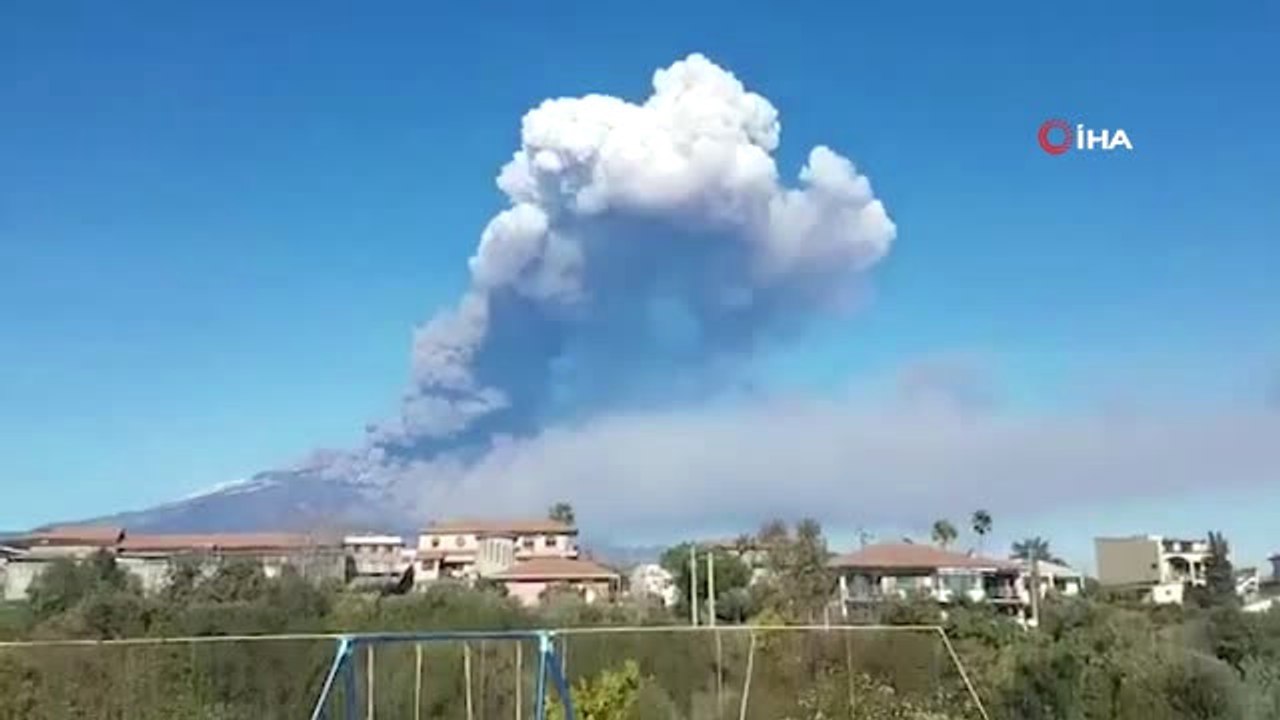 İtalya'da Etna Yanardağı Yeniden Faaliyete Geçti- Uçak Seferleri Kısıtlandı