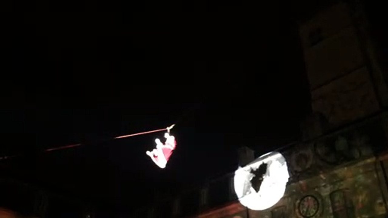 La descente du père noël depuis le palais des Ducs de Bourgogne à Dijon