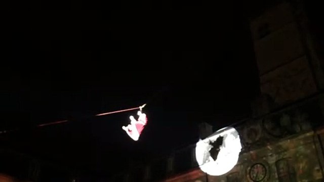 La descente du père noël depuis le palais des Ducs de Bourgogne à Dijon