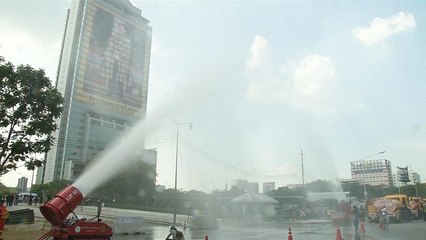 Des canons à eau pour contrer la pollution en Thaïlande