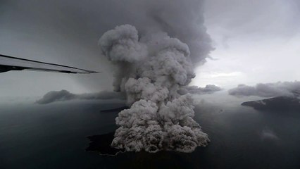 Balanço do tsunami na Indonésia sobe a 373 mortos