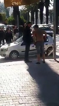 فيديو اخر لحظة القبض على شخص من طرف قوات الامن قام بالتعري في شارع محمد الخامس واقدم على تهشيم بلور سيارة برأسه ؟يشتبه في استهلاكه لمخدر الزومبي في انتظار التأكيد