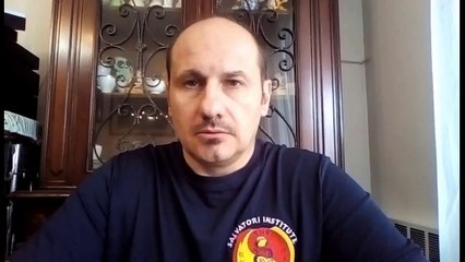 Bufala del disarmo da coltello a mani nude