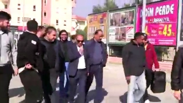 Roman vatandaşlar seçim öncesi adaylarını AK Parti'ye müzik eşliğinde götürdü