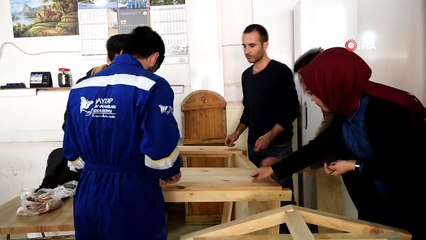 Üniversite öğrencilerinden sokak hayvanlarına sıcak dokunuş