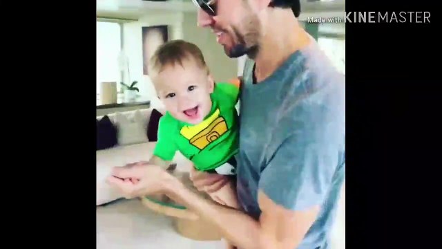 Enrique Iglesias y Anna Kournikova bailando con sus gemelos Nicholas y Lucy