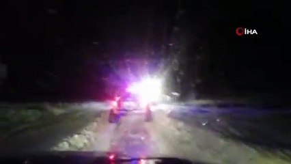 Karda mahsur kalan öğrenci servisi ve ambulansı ekipler kurtardı