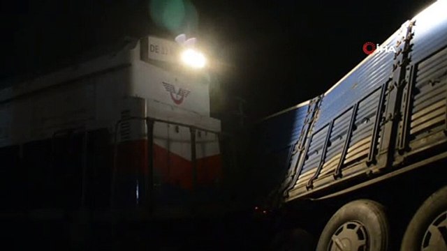 Tren hemzemin geçidinde tıra çarptı