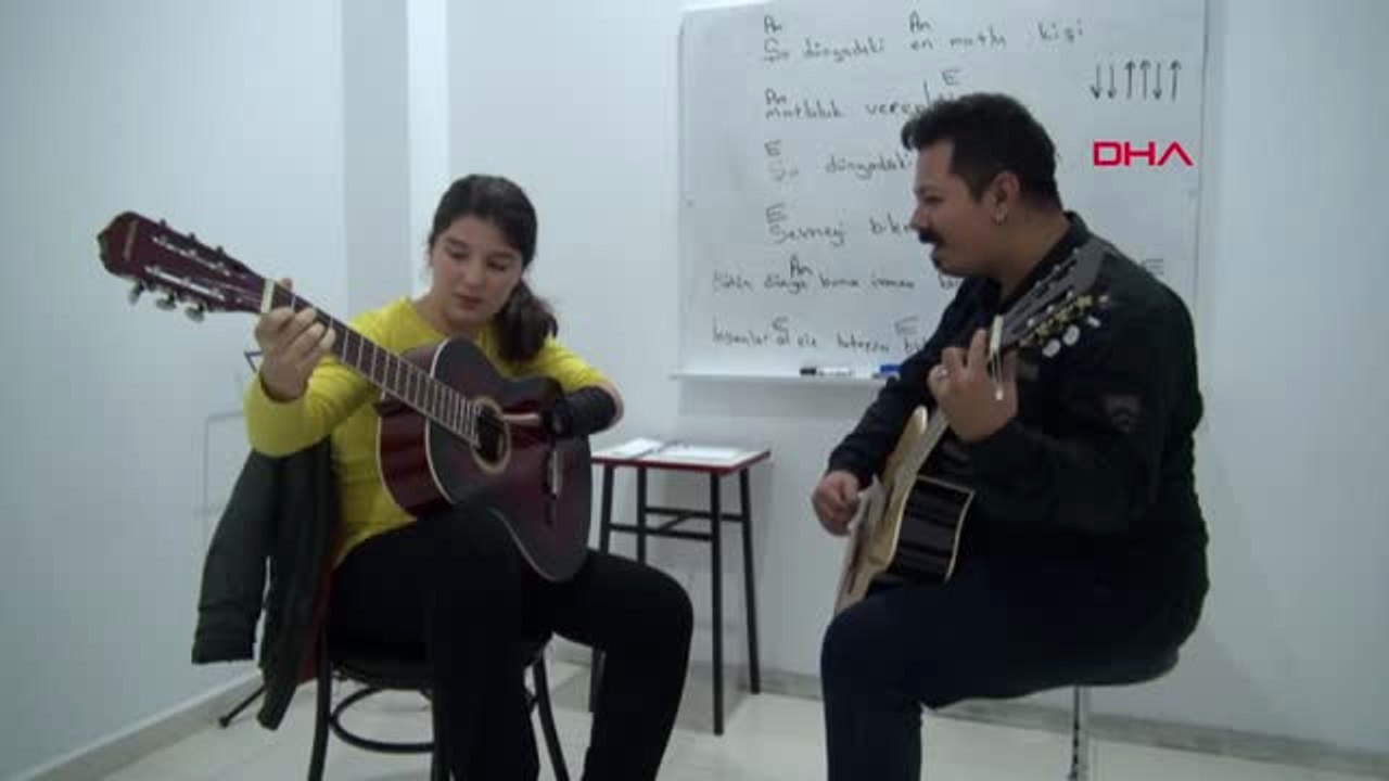 Denizli Sol Eli Olmayan Nuriye, Gitar Çalarak Konser Verecek
