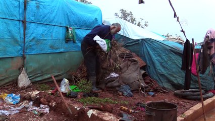 Isınabilmek için çocuklarının elbiselerini yakıyorlar (1) - İDLİB