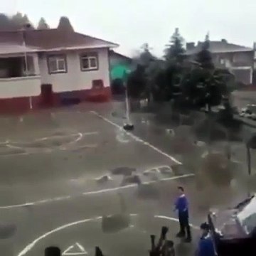 Kar topu atın buraya diyen öğretmenlerini kırmayan çocuklar