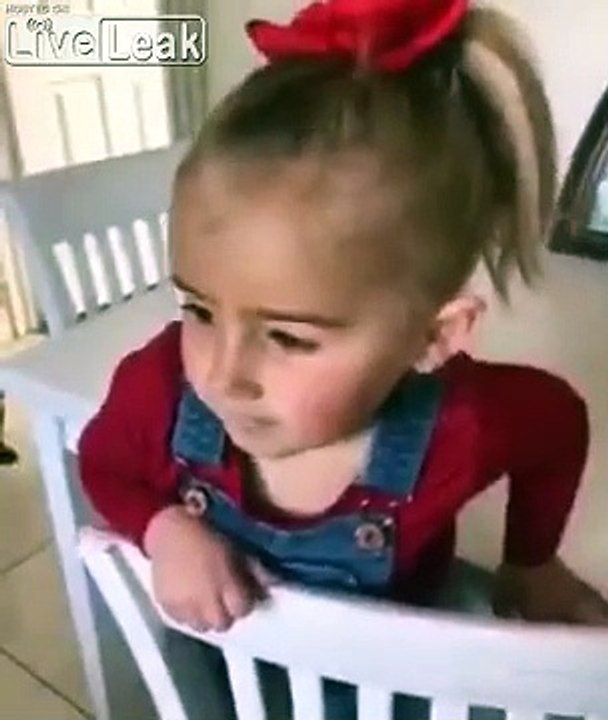 Regardez la réponse de cette petite fille quand sa maman lui demande si elle a mangé les gâteaux?