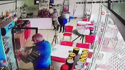 Kucağında getirdiği küçük çocuğa hırsızlık yaptırdı