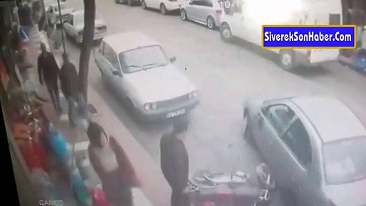 Motosikletli Gencin Otomobile Çarpması Güvenlik Kamerasına Yansıdı