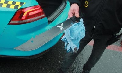 Taksi bagajında kasatura çıktı: Haberimiz yok